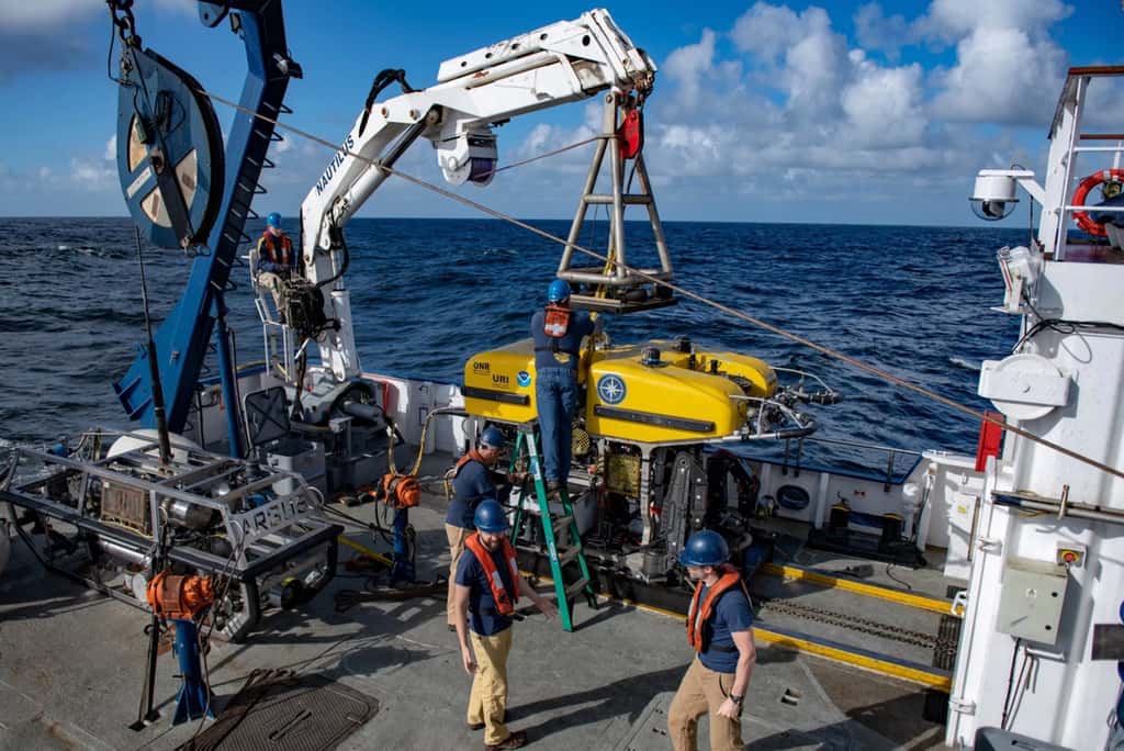 À bord du <em>Nautilus</em>, le ROV <em>Hercule</em> se prépare à plonger en quête de fragments de météorite. © <em>Susan Poulton, Ocean Exploration Trust</em>