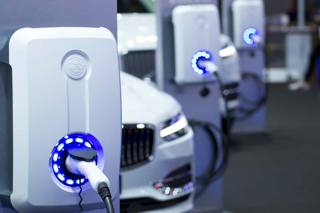 La batterie de Samsung offrirait 800 kilomètres d'autonomie aux voitures électriques et jusqu'à 1.000 cycles de charge. © seksan94, Adobe Stock