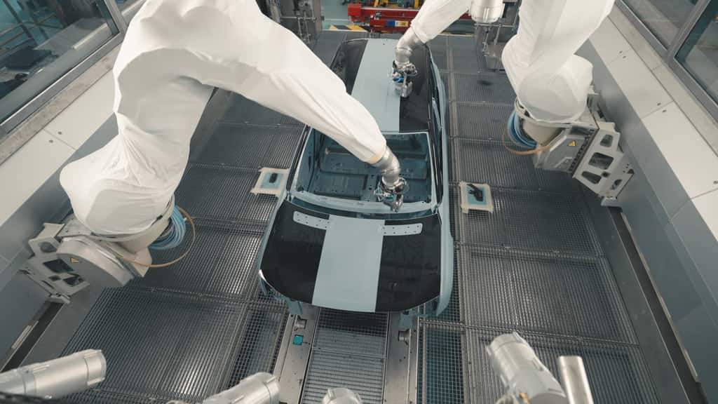 Il ne faut que six minutes pour réaliser la peinture biton de la Renault 4 E-Tech à Maubeuge. © Renault