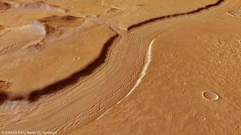 Vue en perspective de <em>Reull Vallis</em>, une large vallée fluviale où l’eau a coulé il y a plus de 3,5 milliards d’années. © ESA, DLR, FU Berlin (G. Neukum)
