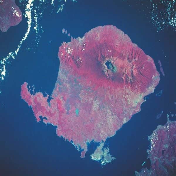 L'île indonésienne de Lombok, dont le volcan Rinjani est visible dans sa partie supérieure, fait partie de l'archipel de la Sonde. Elle présente une superficie de 4.739 km<sup>2</sup>. © Nasa, Wikimedia Commons, DP