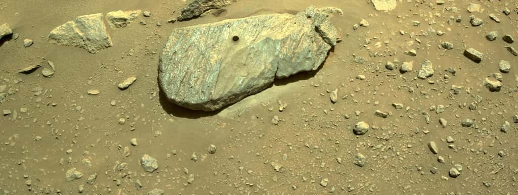 Le rocher « Rochette » et le trou créé par la foreuse de Perseverance. Ce dernier a été surnommé par les chercheurs « Montdenier ». © Nasa, JPL-Caltech