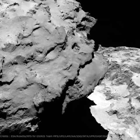 Une vue rapprochée de la comète obtenue avec l'instrument Osiris le 6 août 2014 montrant la jonction entre les deux parties de l'astre. La résolution est de 2,2 m par pixel. © Esa/<em>Rosetta/MPS for Osiris Team</em>/UPD/LAM/IAA/SSO/INTA/UPM/DASP/IDA