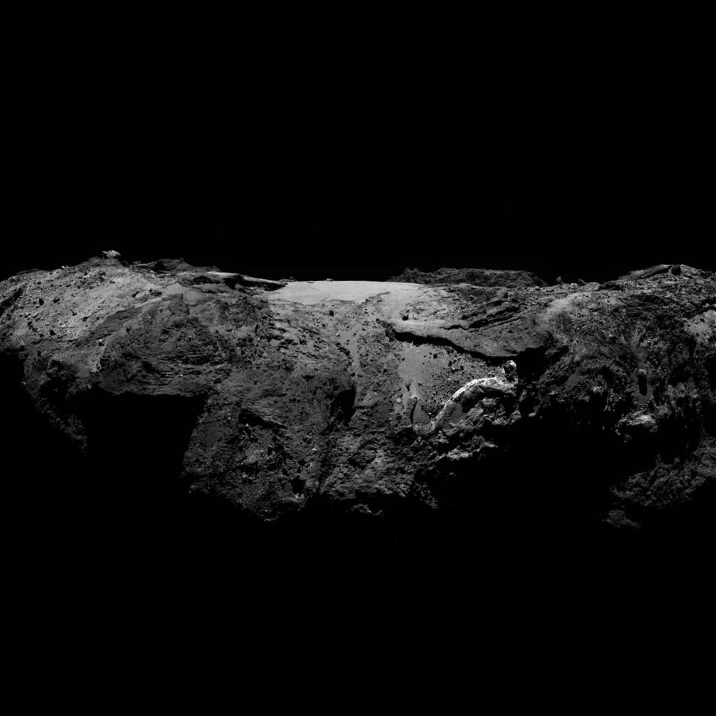 La région baptisée Imhotep, sur le plus grand lobe du noyau de Tchouri, vue ici de profil. Au centre, on peut distinguer le gros rocher Cheops comme posé au milieu d’une plaine relativement lisse. L’image a été prise le 2 janvier 2016 avec la caméra Osiris NAC (<em>Narrow Angle Camera</em>) de Rosetta à 86,8 km de la surface. Depuis décembre 2015, des « images du jour » d’Osiris sont publiées régulièrement. Retrouvez la galerie <a href="https://planetgate.mps.mpg.de:8114/Image_of_the_Day/public/IofD_archive.html" title="OSIRIS Image of the Day Archive" target="_blank">ici</a>. © Esa, Rosetta, <em>MPS for Osiris Team</em>, UPD, LAM, IAA, SSO, INTA, UPM, DASP, IDA