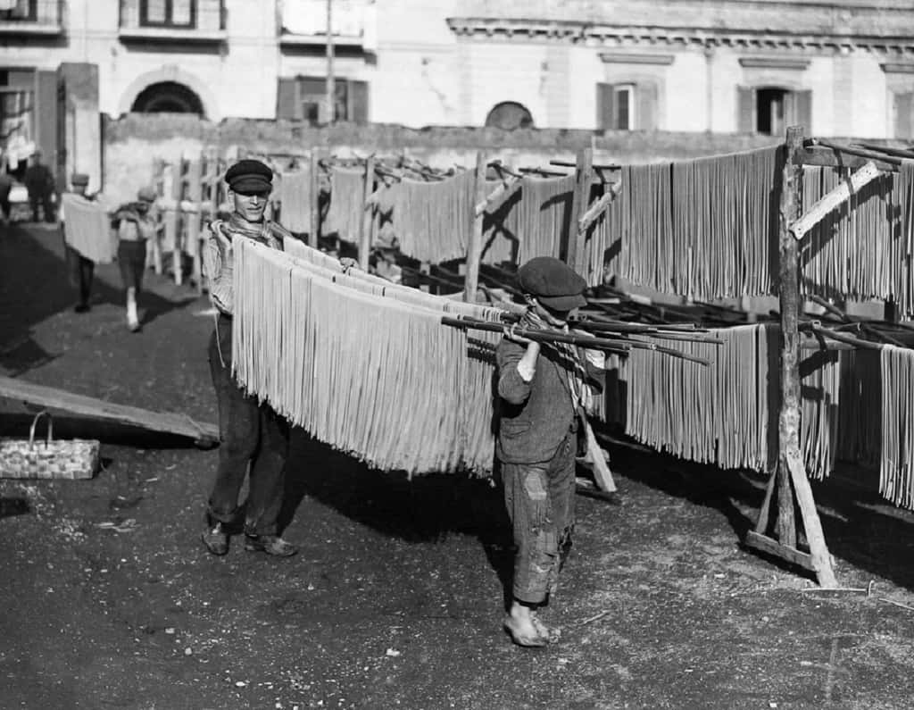 Séchage des pâtes à Naples, début XXe siècle. © Vintage News Daily.
