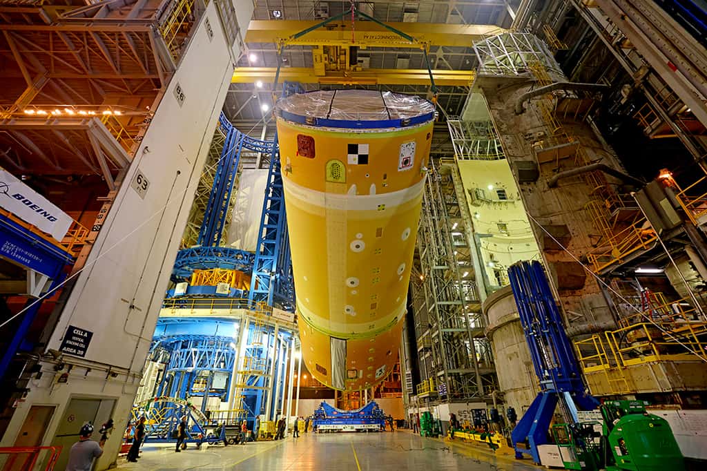 Partie supérieure de l'étage principal du SLS de la mission Artemis 2. Une fois entièrement assemblé, cet étage mesurera 61 mètres pour un diamètre de 8,4 mètres. Il est construit par Boeing. © Nasa