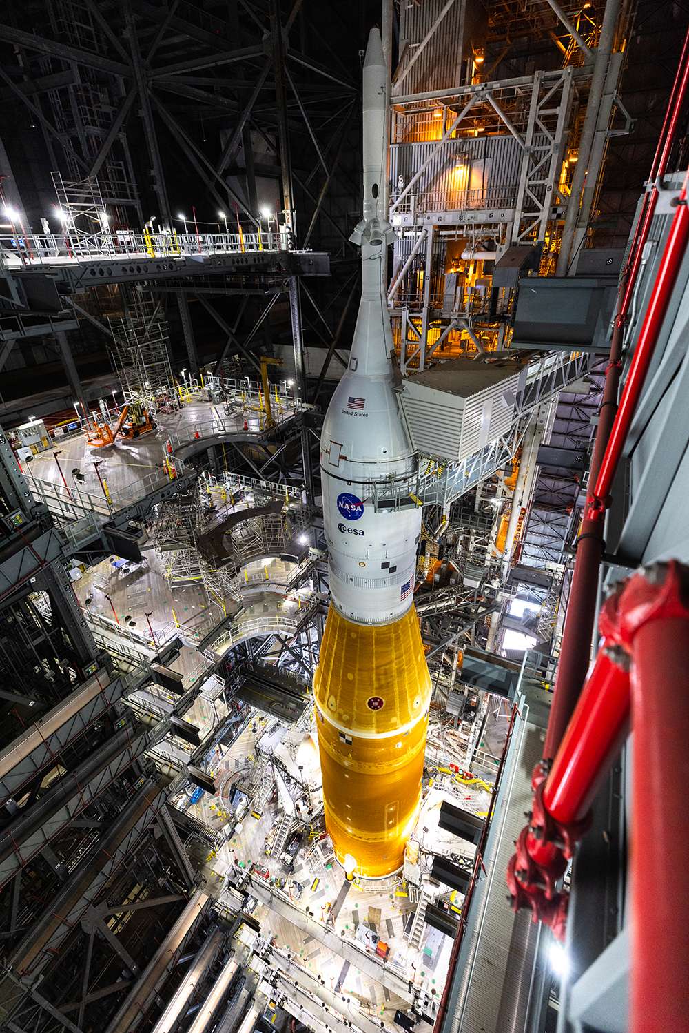 Le lanceur SLS dans le VAB (<em>Vehicle Assembly Building</em>) et sa multitude de passerelles qui permettent d'accéder aux éléments du lanceur. © Nasa