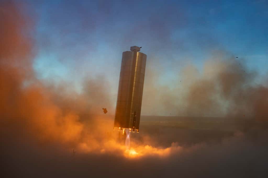 Le prototype SN5 lors de son atterrissage après un très court essai en vol (août 2020). © SpaceX