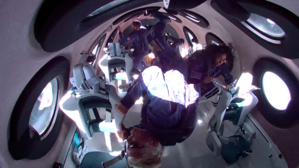 Richard Branson, au premier plan, flottant en apesanteur, au côté des trois autres passagers du premier vol du SpaceShipTwo, le 11 juillet 2021. © Virgin Galactic