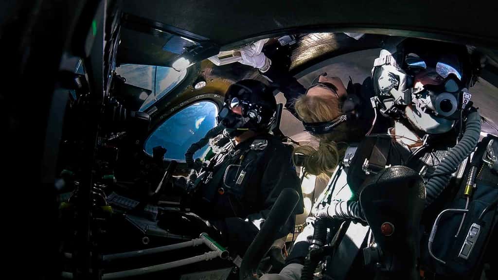 L'intérieur du SpaceShipTwo avec au premier plan les deux pilotes et une passagère, en l'occurence Beth Moses, instructrice en chef des futurs clients-astronautes de Virgin Galactic. © Virgin Galactic