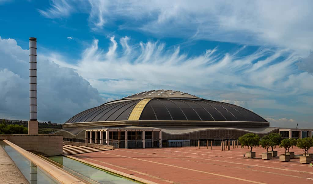 Le stade Palau Sant Jordi de Barcelone, chef-d'œuvre d'innovation en 1990. © spuno, Adobe Stock