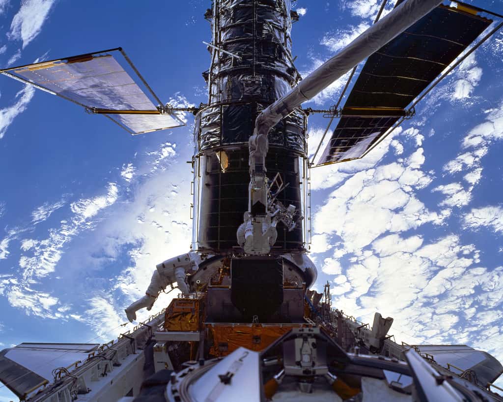 Le télescope spatial Hubble à bord de la navette Discovery lors de la première partie de la troisième mission de service (décembre 1999). © Nasa