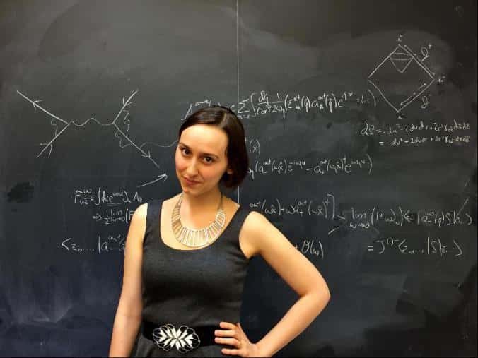 Sabrina Pasterski devant des calculs de théorie quantique des champs en espace-temps courbe. © Cambridge02138 cc by sa 4.0 Wikipédia
