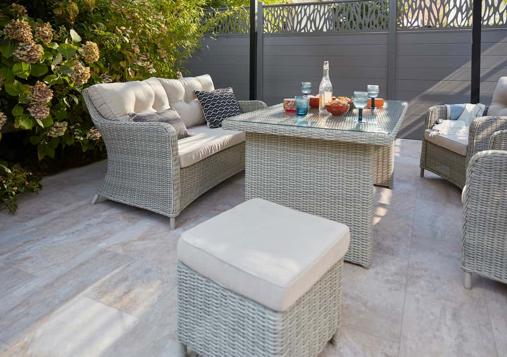 Composé d'un canapé, de fauteuils et d'une table basse, les meubles de jardin bas ou <em>coffee set</em> transforment immédiatement une terrasse en salon d'extérieur. © Castorama