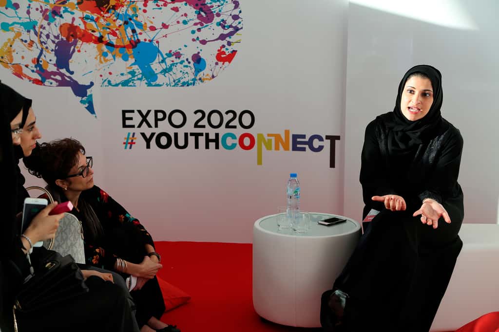 S.E Sarah Al Amiri s'exprimant lors d'une table organisée par l'équipe <em>Youth Connect</em> de l’Expo 2020 de Dubaï. © Droits réservés