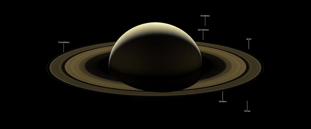 Version annotée du dernier portrait de famille de Saturne capturé par Cassini. © Nasa, JPL-Caltech, <em>Space Science Institute</em>