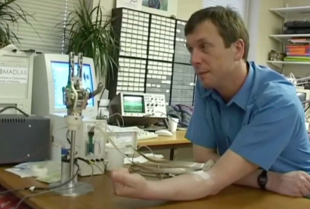 Kevin Warwick qui manipule une main robotique à distance © Youtube, WocomoDOCS