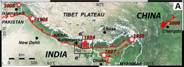La zone de collision entre les plaques Inde et Eurasie est délimitée sur cette carte de la région touchée par le séisme de magnitude Mw 7,9 du 25 avril, dont l’épicentre est situé à l’est de la capitale népalaise Katmandou. Les nombreuses répliques sont réparties sur une longueur de 150 km et une largeur de 50 km. © L. Bollinger <em>et al.</em>