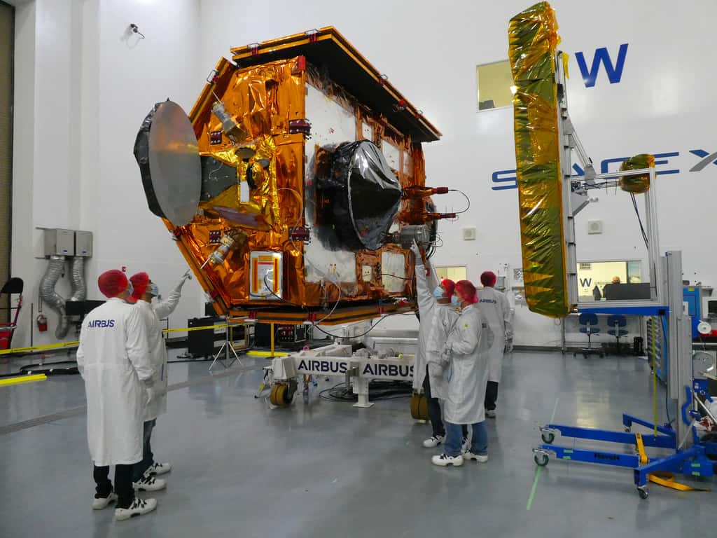 Le satellite Sentinel-6A Michael Freilich du programme européen Copernicus dans une des salles blanches de la base de l’US Air Force de Vandenberg en Californie, aux États-Unis. Sentinel-6 a été lancé le 21 novembre 2020 à bord d'un lanceur Falcon 9 de SpaceX. © ESA