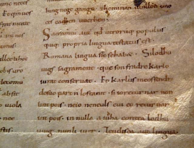 Serments de Strasbourg (842). Connus à travers la copie réalisée à Soissons au X<sup>e</sup> siècle, présentée dans le cadre d'une exposition au Musée historique de Strasbourg en 2012. © <em>Wikimedia Commons, </em>Domaine Public