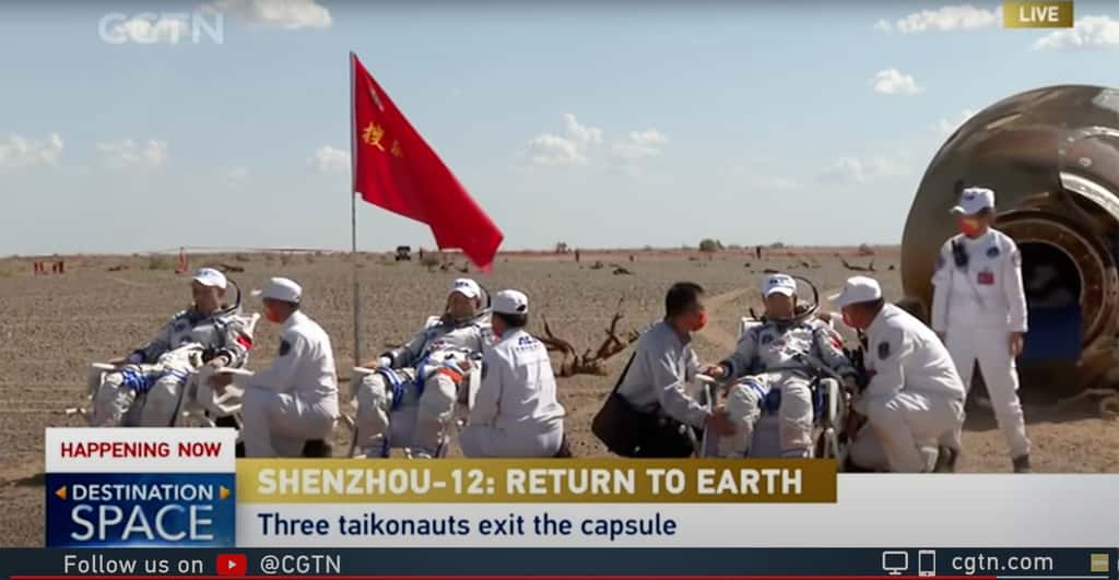 Retour sur Terre de l'équipage de Shenzhou-12 (17 septembre 2021) avec, Tang Hongbo (1er vol), Nie Haisheng (commandant, 3e vol) et Liu Boming (2e vol). © CGTN