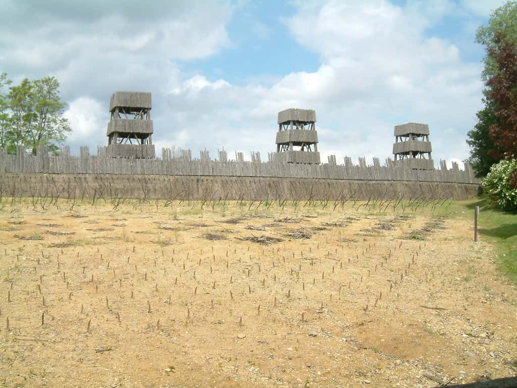 Réplique des fortifications utilisées lors du siège d'Alésia ; archéodrome de Beaune, Bourgogne. Auteur : Christophe Finot, 2004. © Wikimedia Commons, domaine public.