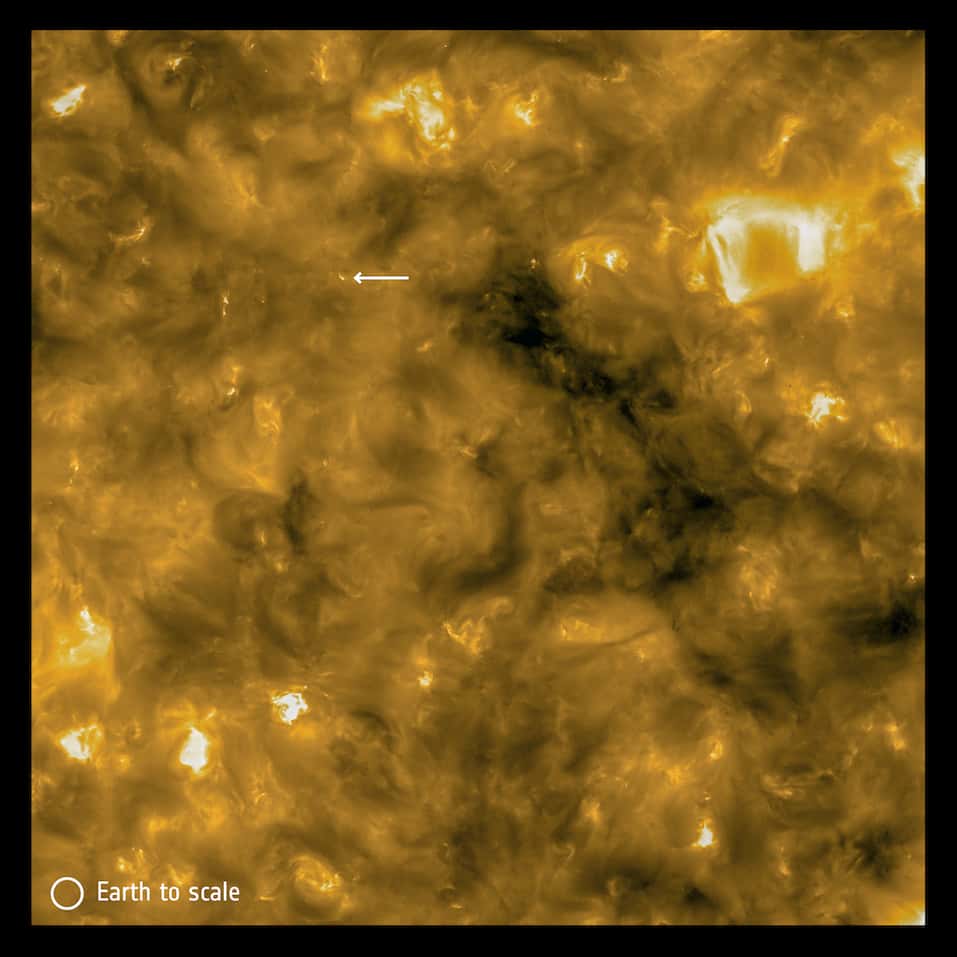 Image à haute résolution, prise par l'<em>Extreme Ultraviolet Imager</em> (EUI) de Solar Orbiter, avec le télescope HRIEUV le 30 mai 2020. Le cercle en bas à gauche représente la Terre à l'échelle. La flèche montre un des « feux de camp » repérés à la surface du Soleil. © Solar Orbiter/EUI Team/ESA & Nasa; CSL, IAS, MPS, PMOD/WRC, ROB, UCL/MSSL