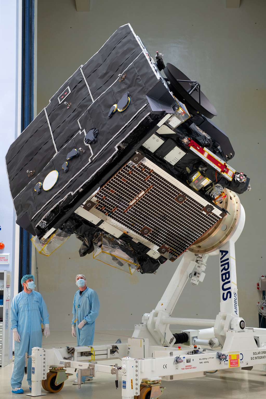 La sonde Solar Orbiter entièrement assemblée avec, au premier plan, son bouclier thermique. © ESA, S. Corvaja