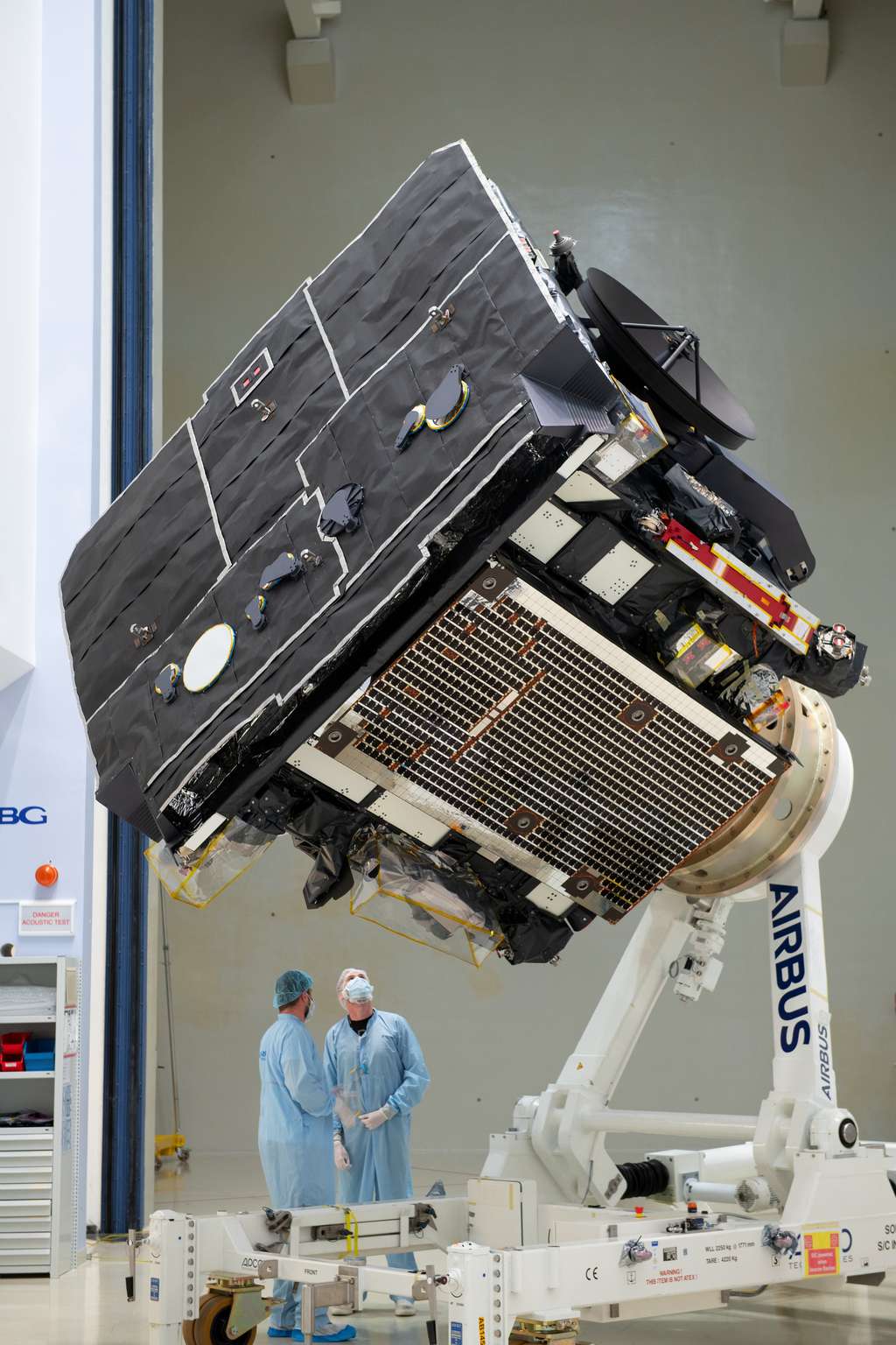 La sonde Solar Orbiter avec, au premier plan, son bouclier thermique conçu pour résister à des températures de plus de 500 °C. © ESA, S. Corvaja