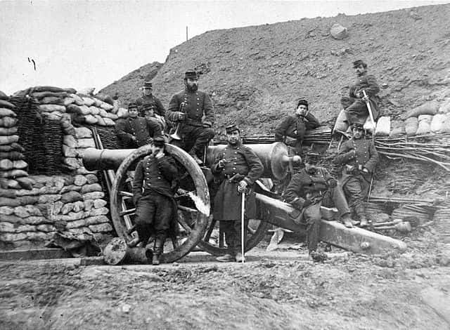 Soldats français à côté d'un canon le 23 juillet 1870 dans la guerre franco-prussienne de 1870-1871. © <em>Wikimedia Commons</em>, Domaine public
