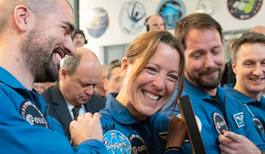 Moment d'émotion où Sophie Adenot serre son diplôme d'astronaute fraîchement reçu, sous les yeux de Pablo Alvarez Fernandez (à gauche), et Thomas Pesquet, qui n'est désormais plus le seul astronaute français actif aujourd'hui, et Matthias Maurer (à droite). © ESA, P Sebirot