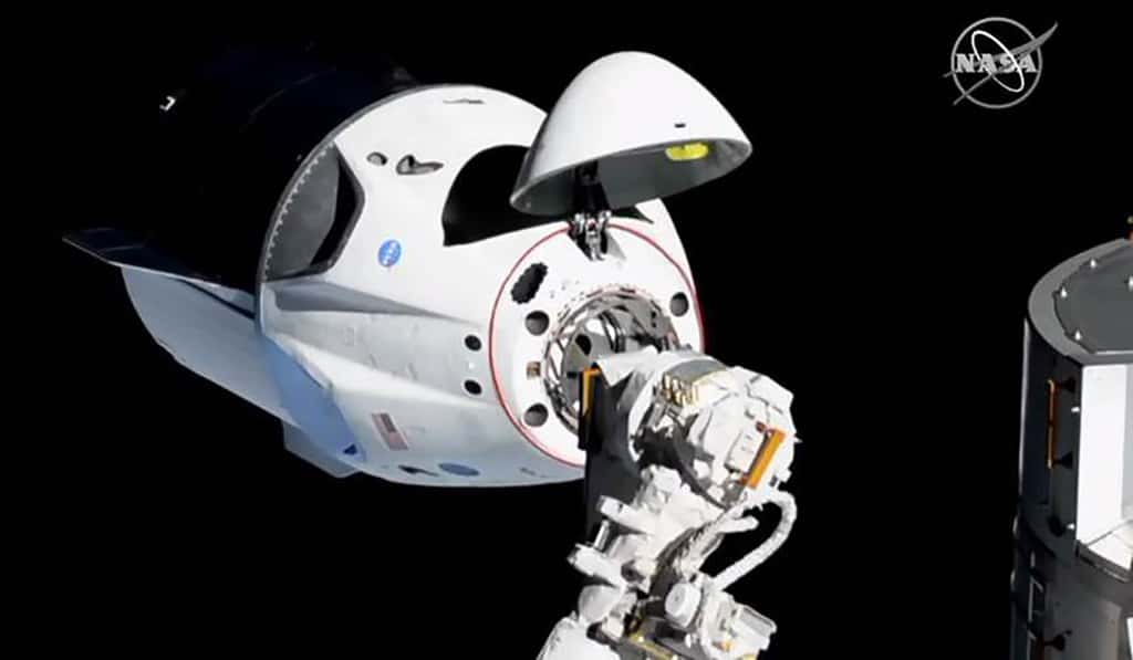 L'amarrage de la Crew Dragon. La capsule du SpaceX s'est arrimée de façon automatisée au complexe orbital. © Nasa TV