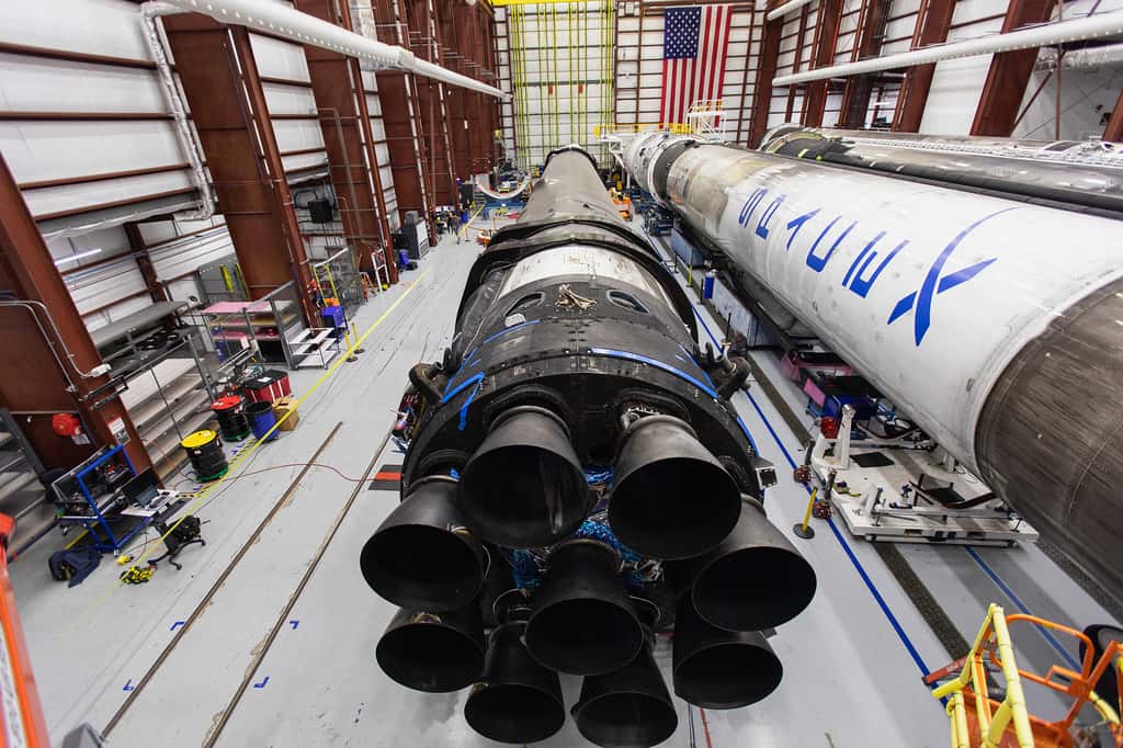 Le lanceur Falcon 9 SpaceX qui sera utilisé pour tester en vol le système d'éjection d'urgence de la capsule Crew Dragon. © Nasa