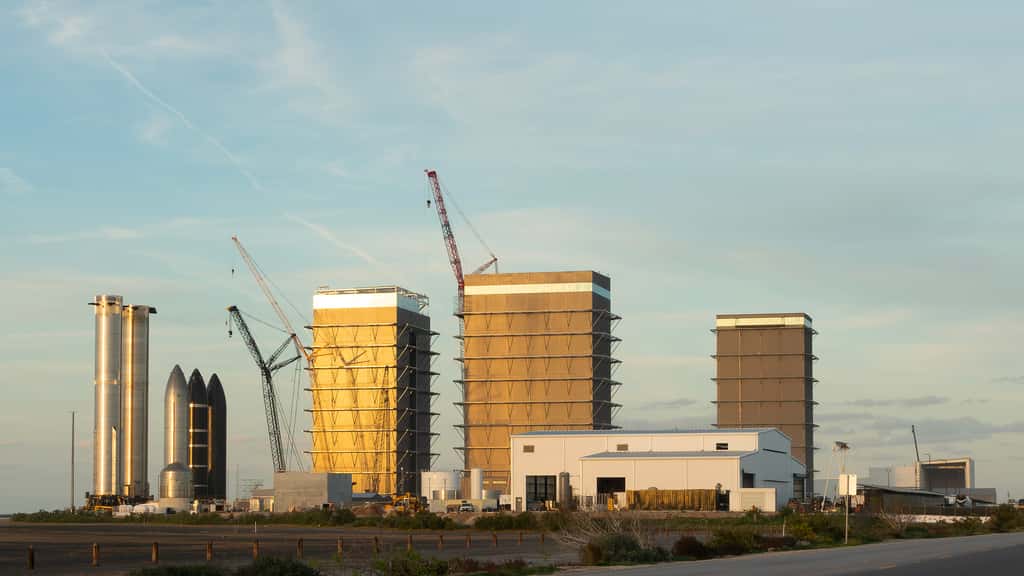 Site de production des Starship avec ses trois bâtiments de préparation des lanceurs. À gauche, deux étages Super Heavy et trois étages Starship. © Rémy Decourt