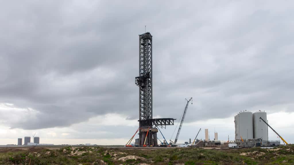 Vue d'ensemble de la Starbase depuis la tour de lancement avec, au fond à gauche de l'image, les trois bâtiments où sont préparés les étages du Starship. © Rémy Decourt