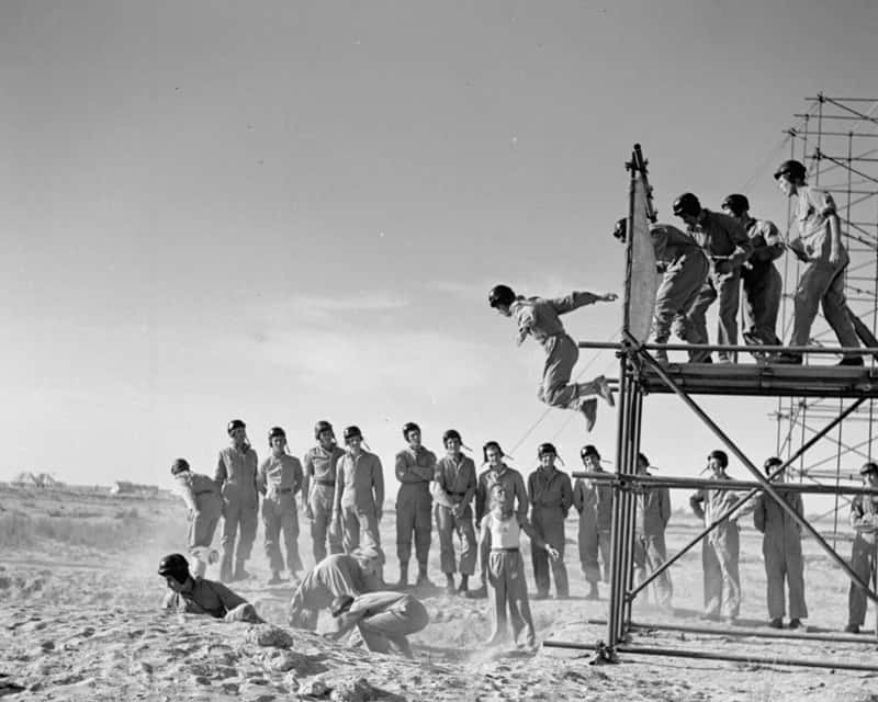 Un entrainement du SAS, où les soldats sautent d'un portique en acier pour se former à l'atterrissage lors d'un saut en Parachute. La photo date de 1941 et a été prise à Kabrit, en Égypte, où se situait le camp principal. © <em>Imperial War Museum</em>