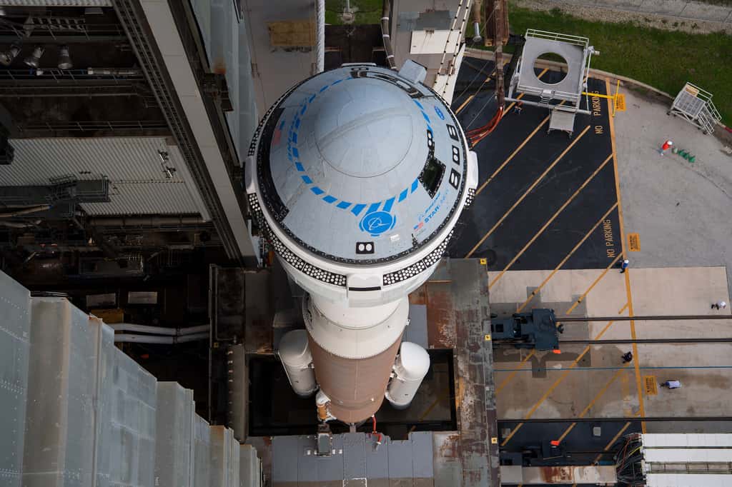 Le Starliner de Boeing, à bord d'un lanceur Atlas V d'ULA, est ramené dans son bâtiment d'assemblage après que la Nasa et Boeing ont pris la décision de reporter le vol à une date indéterminée. © Nasa