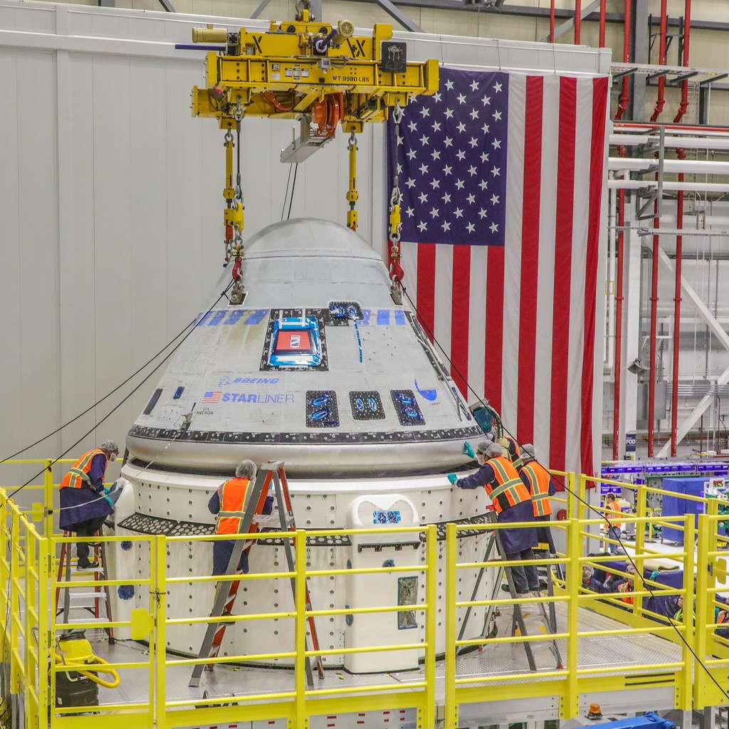 Le Starliner et son module de service dans les installations de Boeing du Centre spatial Kennedy de la Nasa. © John Grant, Boeing