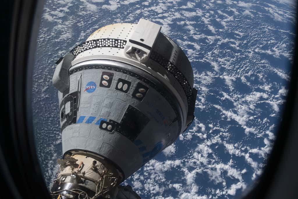 Le Starliner de Boeing amarré au module Harmony de la Station spatiale (21 mai 2022) lors de son deuxième vol d’essai inhabité. © Nasa