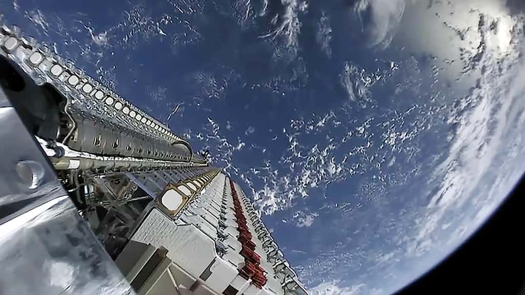 Les 60 premiers satellites de la constellation Starlink. Ils sont ici vus sur leur distributeur, quelques instants avant qu'ils soient libérés dans l'espace. © SpaceX