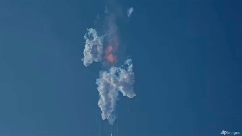 L'explosion en plein vol d'un Starship de démonstration a fait envoler les espoirs de la Nasa de faire atterri deux astronautes sur la Lune en décembre 2025. © Eric Gay, AP Photo