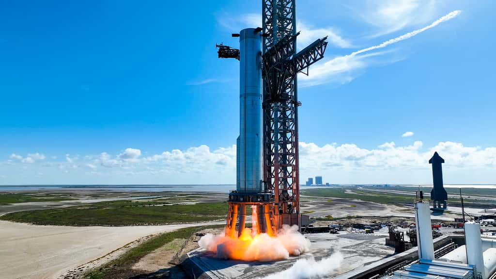 Essai statique d'un des 33 moteurs Raptor de l'étage principal du Starship (10 août 2022). © SpaceX 