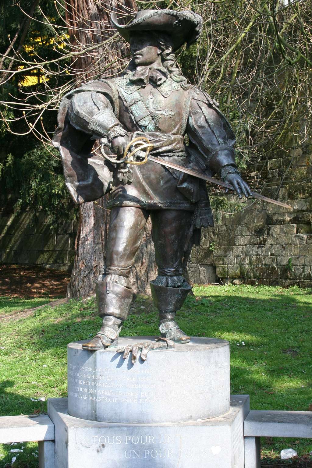 Statue de Charles de Batz, comte d'Artagnan, à Maastricht. Sur le socle, la devise « <em>Tous pour un, un pour tous</em> ». © Wikimedia Commons, domaine public
