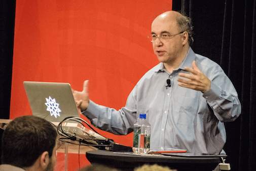Stephen Wolfram en plein exposé sur ses idées. © Stephen Wolfram