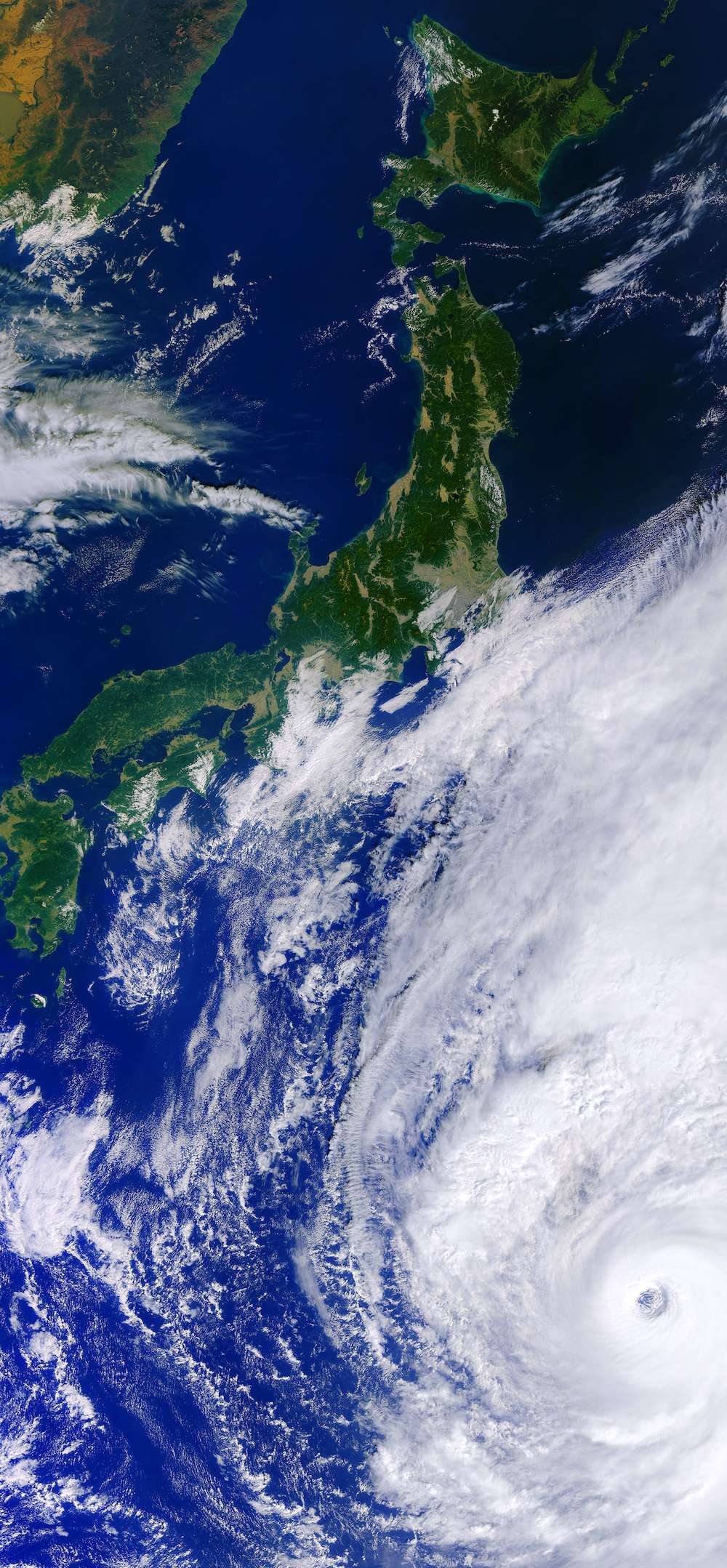 Le super-typhon Hagibis affleurant le Japon, le 10 octobre 2019, vu de l'espace par le satellite Copernicus Sentinel-3. L'œil du typhon mesurait alors environ 60 kilomètres de diamètre. © <em>Copernicus Sentinel data</em> (2019), ESA, CC by-sa 3.0 IGO