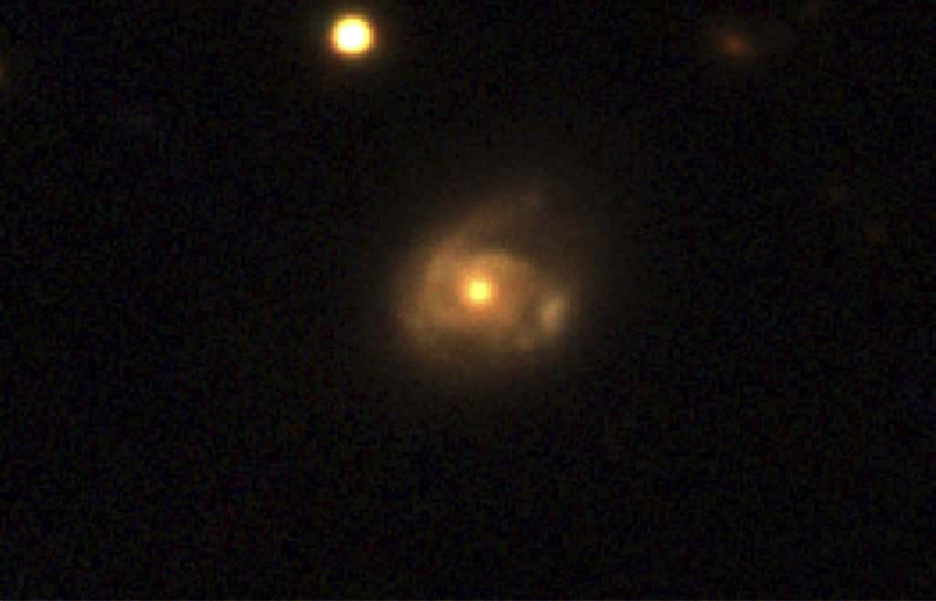 Swift J0230 s'est produit à plus de 500 millions d'années-lumière dans une galaxie nommée 2MASX J02301709+2836050, capturée ici par le télescope Pan-Starrs à Hawaï.  © Institut Niels Bohr, Daniele Malesani