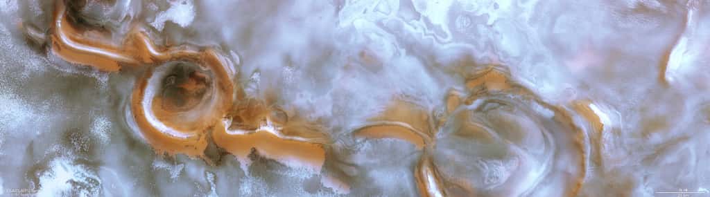 Image sublime de deux cratères proches du pôle sud de Mars façonnés par la sublimation des glaces au cours de l'été austral. Photos en haute résolution prises par la caméra HRSC de la sonde spatiale Mars Express. © ESA, DLR, FU Berlin, CC by-sa 3.0 IGO