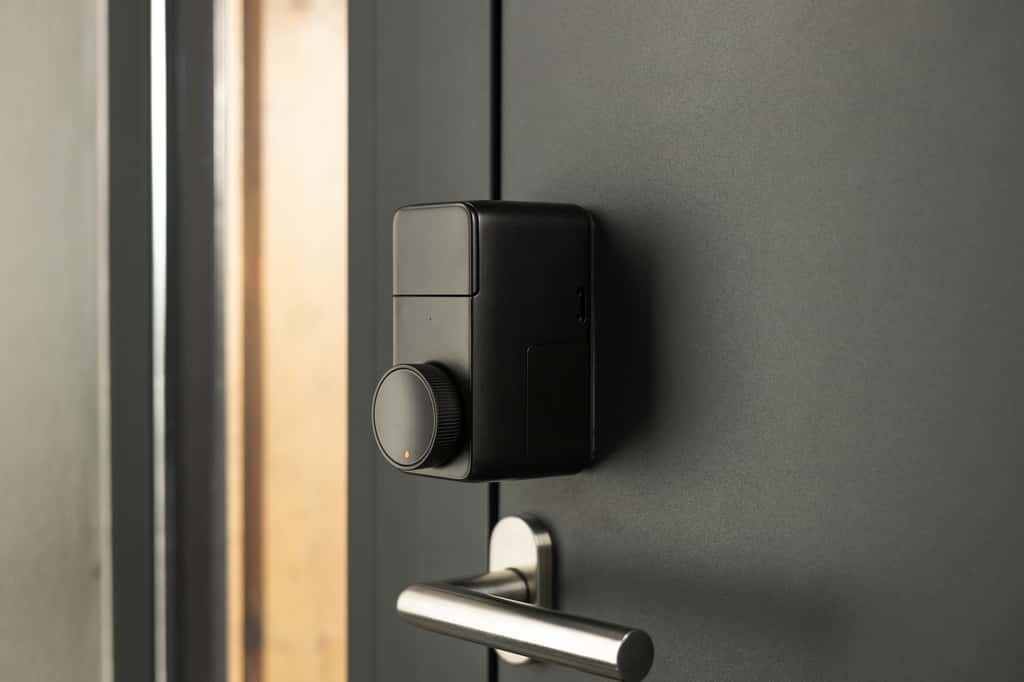 Avec le Lock Pro, sécurisez les portes de votre domicile et déverrouillez-les de multiples façons. © SwitchBot