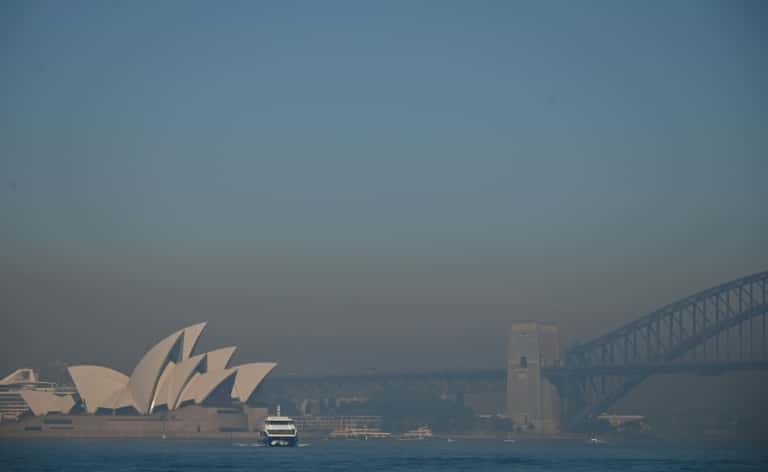 Un nuage de fumée enveloppe Sydney. © Peter Parks, AFP