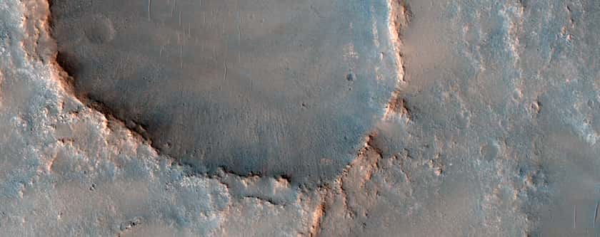 En image, la plaine <em>Northeast Syrtis Major</em> photographiée par HiRise de la sonde Mars Reconnaissance Orbiter. Pour les auteurs de l’étude citée, c’est un site où des traces d’une vie souterraine passée pourraient être découvertes. © Nasa, MRO HiRise